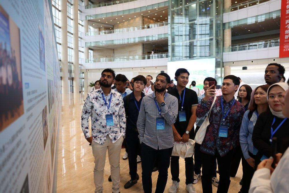 學員參展。黃雙湖攝 學員參展。黃雙湖攝