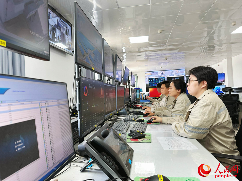 大唐昆玉光伏電站運維人員正在工作。人民網記者 楊睿攝