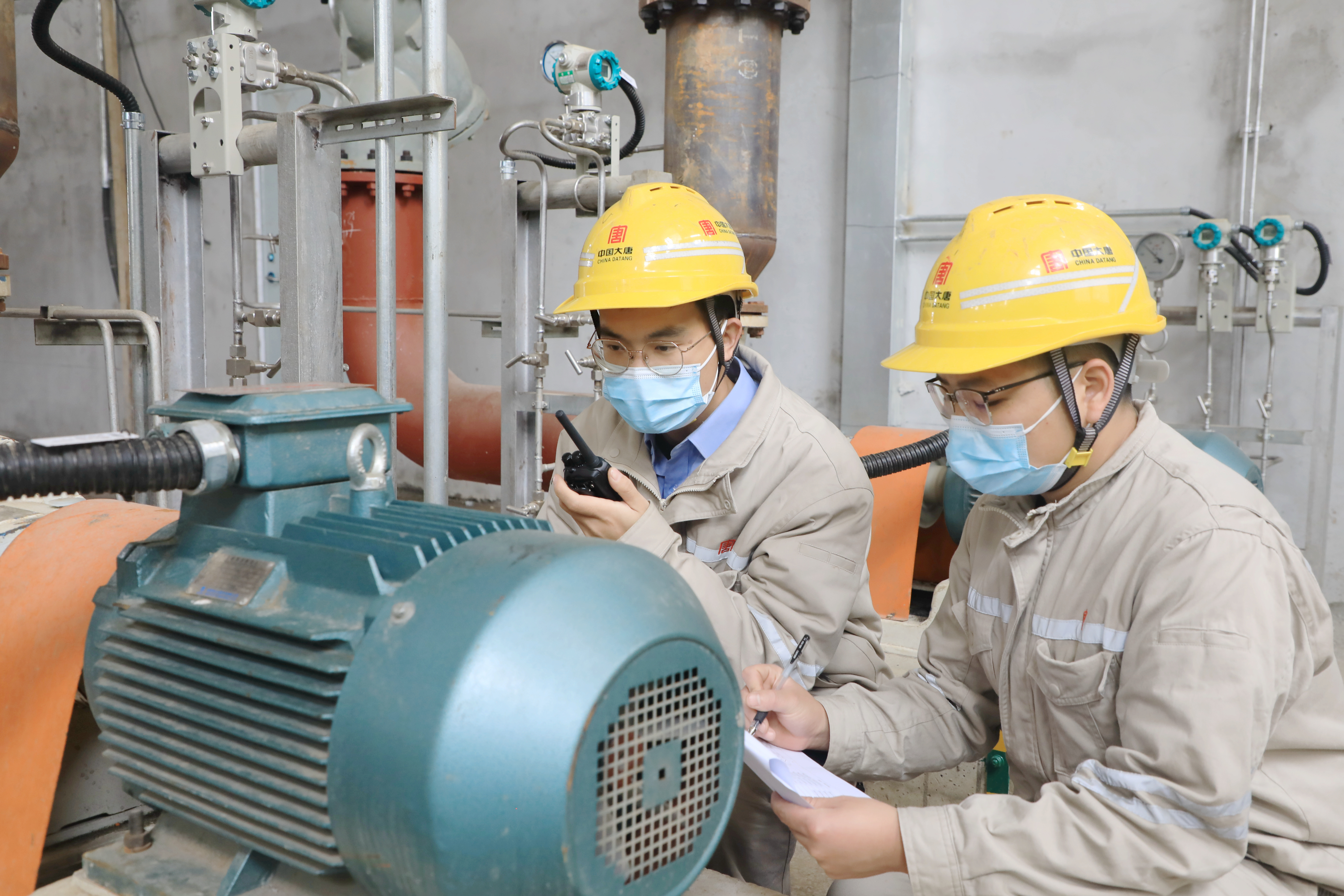 許昌龍崗發電公司運行人員加強對許昌供熱管道和相關設備巡視巡查，確保供熱系統安全可靠運行 葉劍飛.jpg