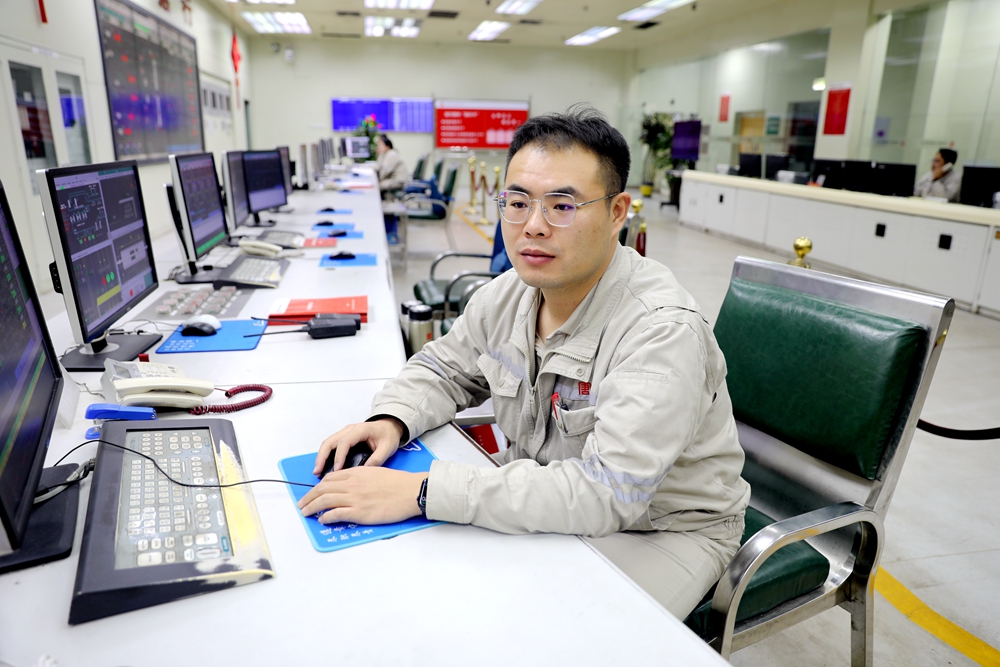 1703553971258037829.jpg 2.孫韜監控機組運行(韓城第二發電公司曹軍科攝).jpg