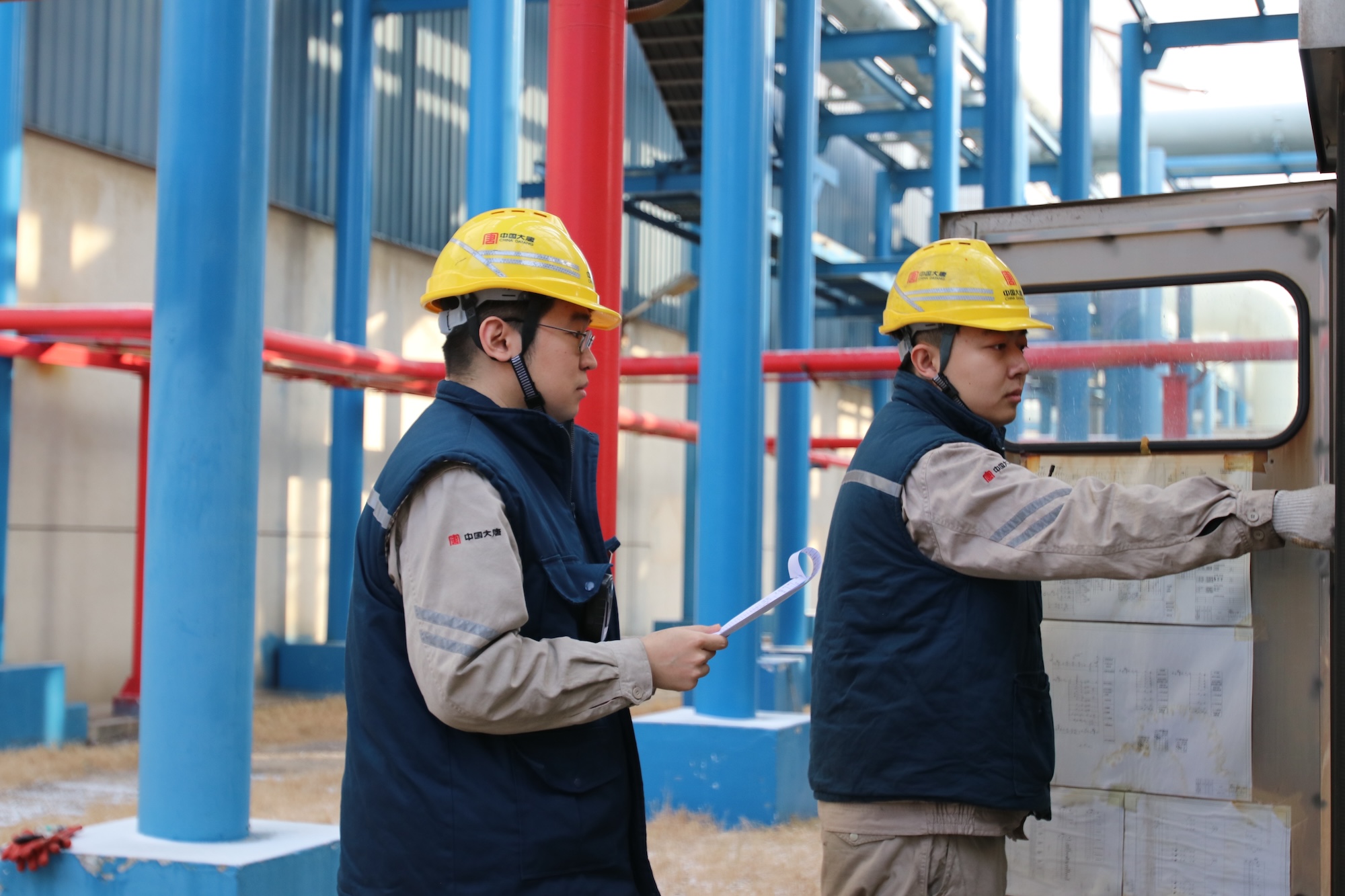 1707032025819080835.jpg 1.圖為發(fā)電部青年突擊隊對重點區(qū)域進(jìn)行設(shè)備巡檢,筑牢企業(yè)安全穩(wěn)定“保護(hù)網(wǎng)”.jpg