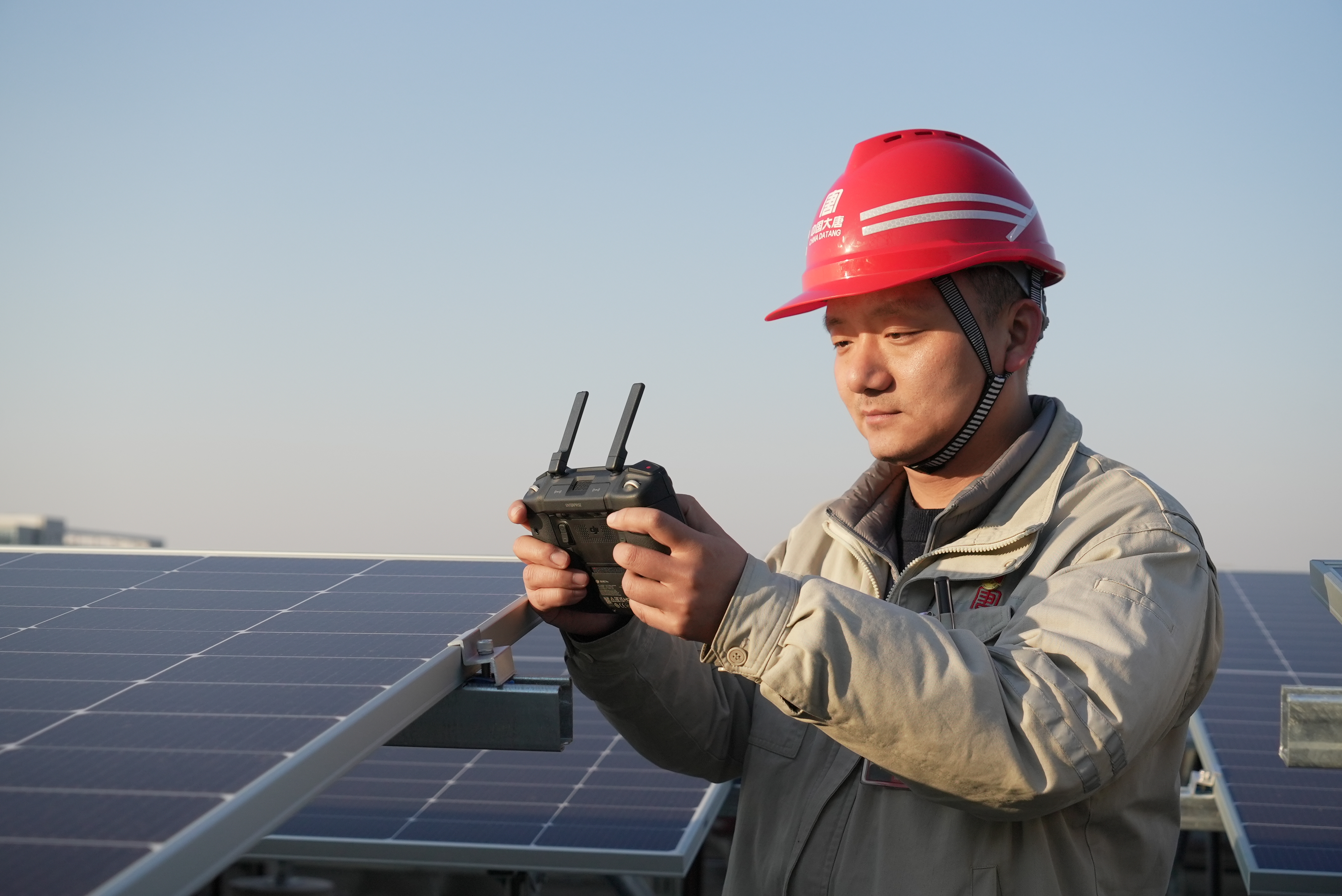 3.黃鵬飛使用無人機(jī)察看光伏建設(shè)現(xiàn)場.jpg