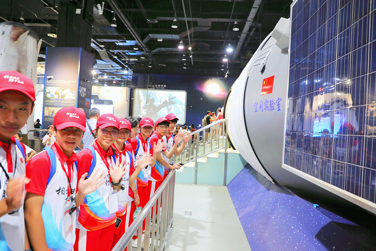 1723450367103080528.jpg 學(xué)生在中國(guó)科學(xué)技術(shù)館參觀學(xué)習(xí)a.jpg